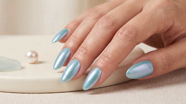 Press-on nails amendoadas com acabamento iridescente mermaidcore em tons de azul e lilás