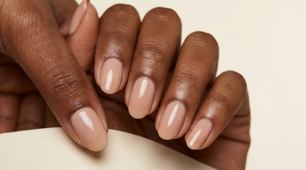 Unhas naturais saudáveis e compridas em tom nude