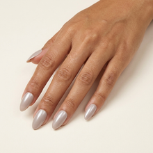 Taupe Pérola press-on nails — mão aberta